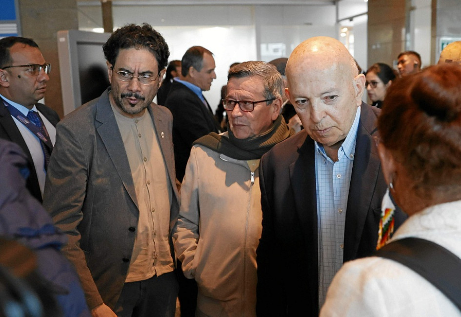 Foto | EFE | LA PATRIA  El senador Iván Cepeda y Otty Patiño, miembros de la delegación del Gobierno, y Pablo Beltrán, jefe de la delegación de la guerrilla del Eln, se encuentran por segunda ocasión en Bogotá.