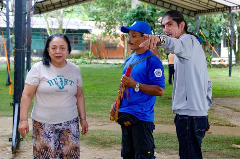 El vocero de la delegación del EMC, Andrey Avendaño (d) recorre hoy junto a la representante del Gobierno, Gloria Quiceno (i), el Polideportivo de Tibú, durante los preparativos para los diálogos de paz entre el Gobierno y el Estado Mayor Central (EMC), principal disidencia de las Farc, en Tibú (Norte de Santander).