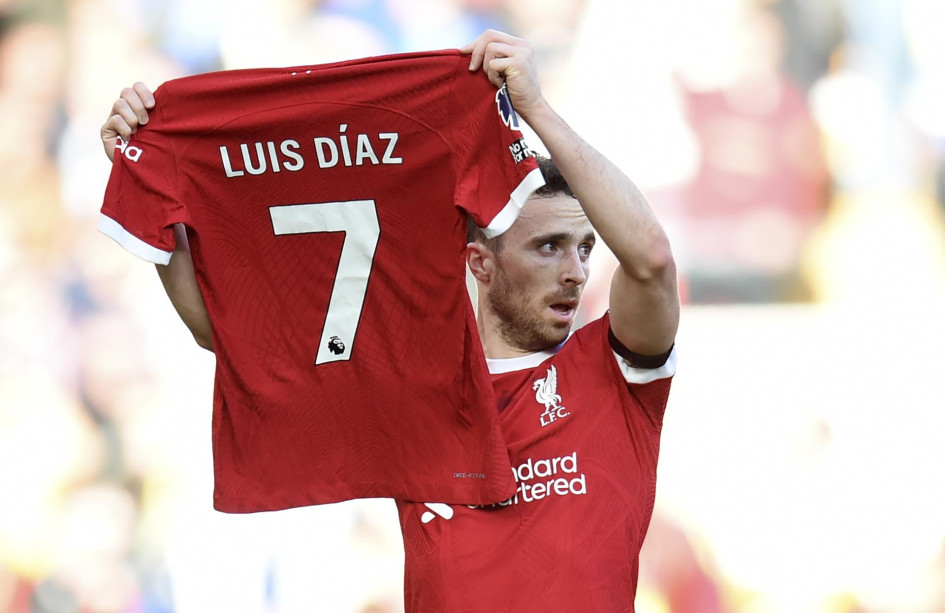 Diogo Jota celebró ayer con la camiseta de su compañero Luis Díaz tras anotar la ventaja de 1-0 durante el partido de la Premier League inglesa entre Liverpool y Nottingham Forest en Liverpool, Gran Bretaña.