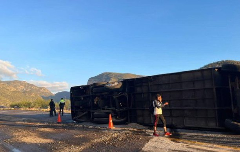 Un autobús con 55 migrantes se volcó en una carretera en Oaxaca, estado del sur de México. 