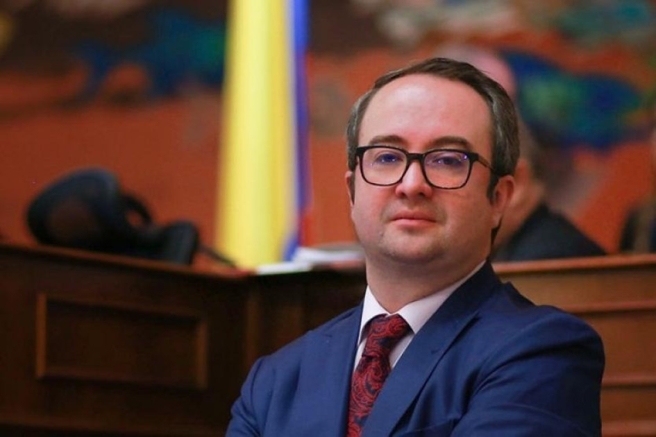 El senador Ciro Ramírez, del partido Centro Democrático, sería el posible articulador del direccionamiento de contratos de Las Marionetas en Quindío, Tolima y Valle del Cauca. La Fiscalía compulsó copias a la Corte Suprema para que indague esto.