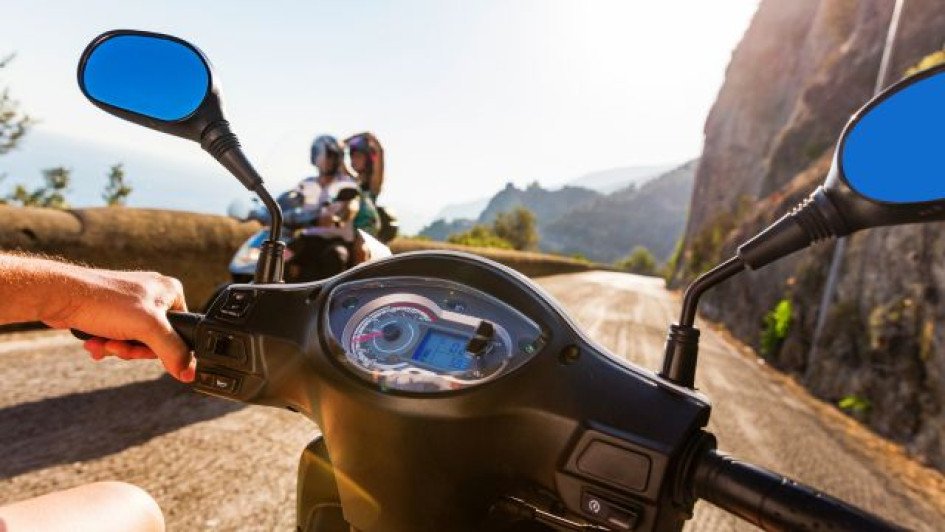 Tablero de una moto en el exterior.