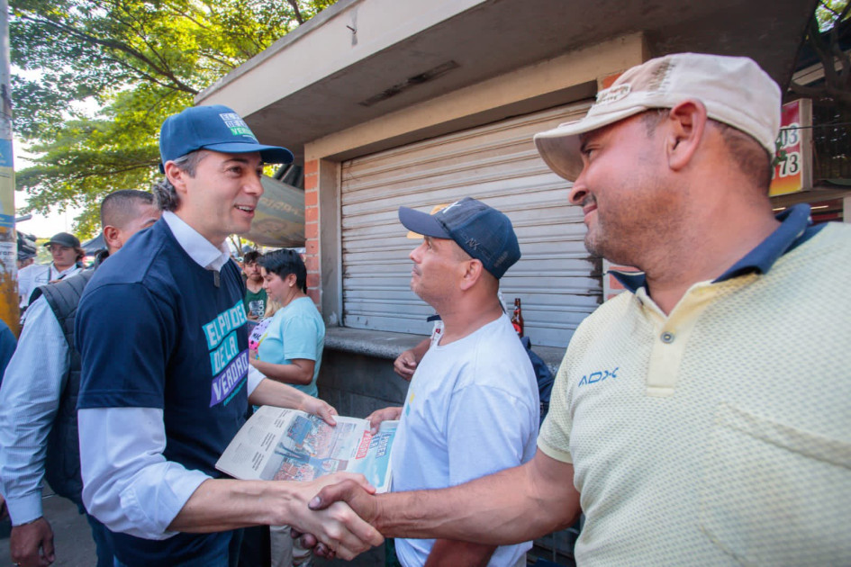  El alcalde de Medellín, Daniel Quintero Calle, junto a su equipo de gobierno, caminó ayer las calles del barrio Acevedo