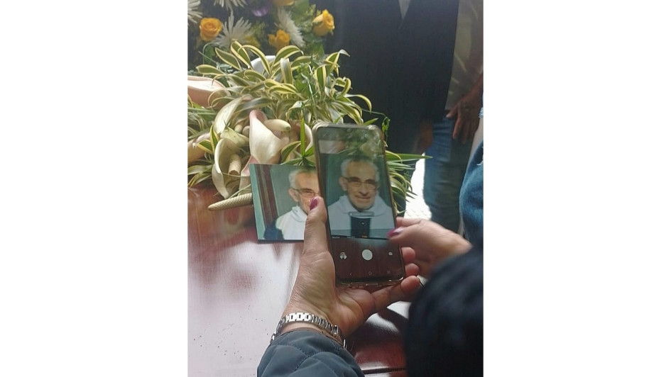 En la entrada la Catedral de Manizales recibieron el féretro con el padre Diego Rivera, reconocido por sus obras en barrios de la ciudad. Algunas señoras le tomaron fotos a la foto del sacerdote.