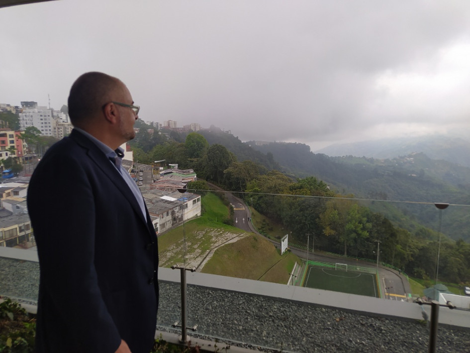 El embajador de la UE en Colombia, Gilles Bertrand, mira el paisaje manizaleño.