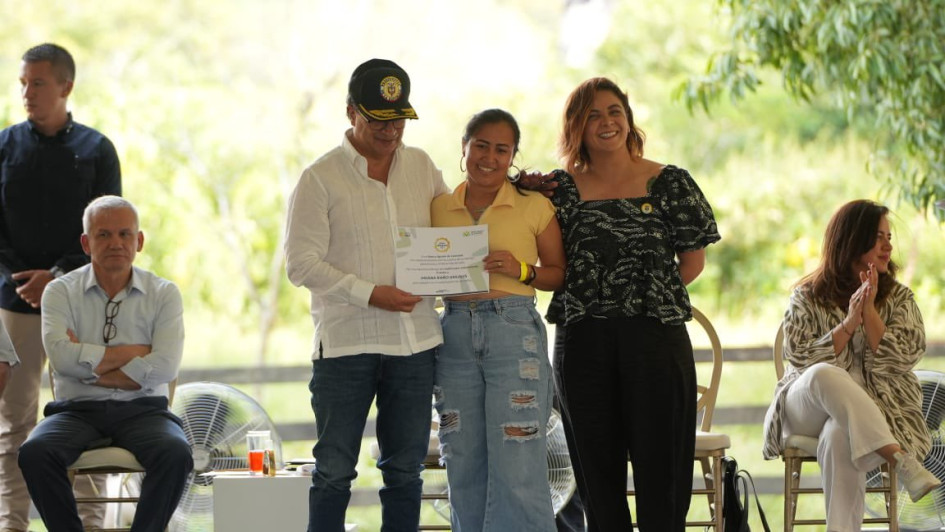 El presidente, Gustavo Petro, y la ministra de Agricultura, Jhenifer Mojica, durante la entrega de predios a firmantes de paz, indígenas y campesinos que tuvo lugar en San Juan de Arama (Meta).