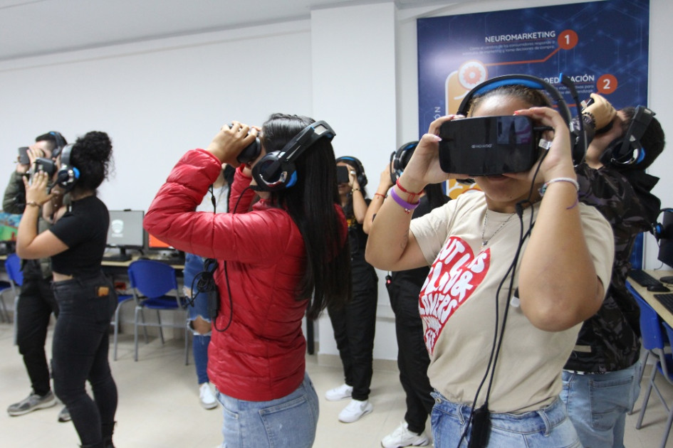 Estudiantes de la Institución de Educación Superior Colegio Integrado Nacional Oriente de Caldas (IES CINOC) de Pensilvania (Caldas) utilizan gafas de realidad virtual para recibir clases de idiomas. Esta tecnología hace parte del Laboratorio Unificado de B-learning, Idiomas y Tecnología (LUBIT) con el que cuenta la institución.