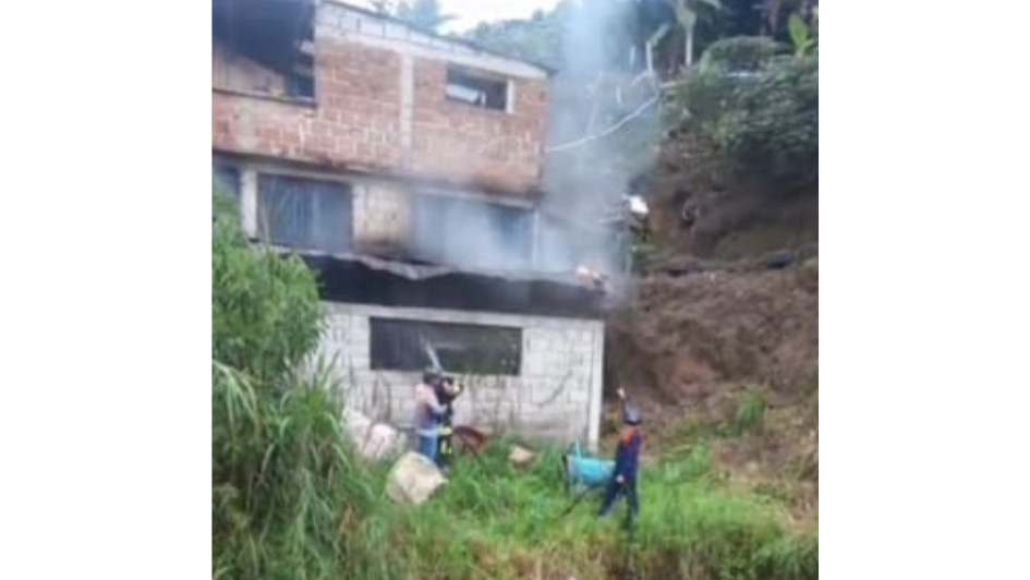 En un video quedó registrado el momento en el que el Cuerpo de Bomberos Voluntarios de Manzanares intervino el sitio incendiado para extinguir el fuego.