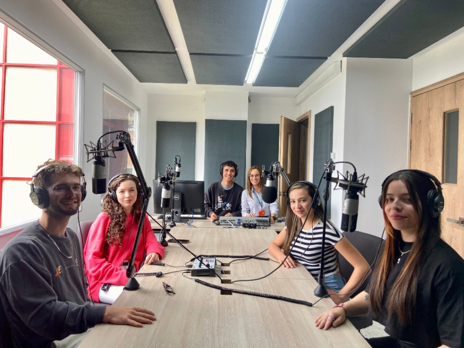 Ejercicios prácticos y con la mejor orientación docente en un ámbito profesional de escenarios reales de grabación  audiovisual.