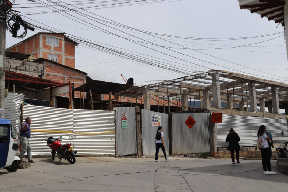 Según la denuncia, solamente dos personas permanecen en la edificación, quienes se encargan de prestar vigilancia.