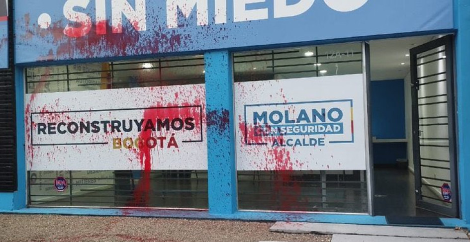 La sede de campaña del exministro de Defensa Diego Molano amaneció con pintura roja en toda su fachada.