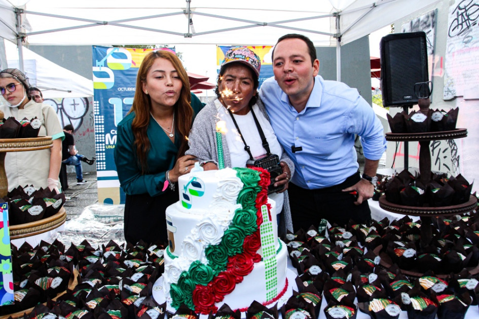 Carlos Mario Marín, alcalde de Manizales, y Valentina Acevedo, primera gestora de la ciudad, rodean a Sandra Patricia Lucuara, beneficiaria de la Unidad de Protección de la Vida del Municipio, para soplar la vela de la torta del aniversario 174 de la capital de Caldas. Sandra cumplió años este miércoles y se sintió conmovida porque "desde hace 12 años no le cantaban el cumpleaños".