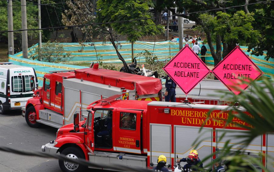 Una avioneta con dos tripulantes se accidenta en el centro de la ciudad colombiana de Cali