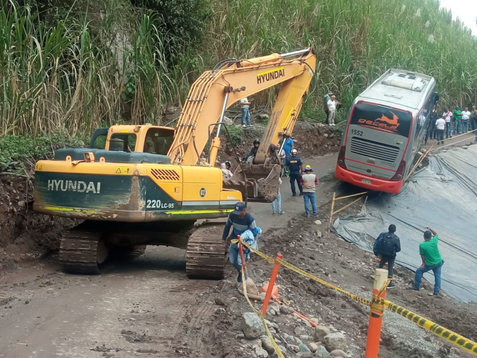 Maquinaria amarilla se encuentra en el sitio para tratar de habilitar la vía lo más rápido posible.