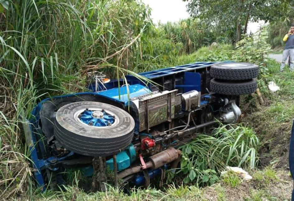 Esta es la volqueta accidentada en vías de Anserma (Caldas)