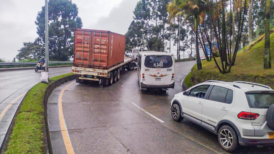 El vehículo de carga presentó problemas en su motor cerca de Renault Minuto, en el sentido La Enea - Centro.