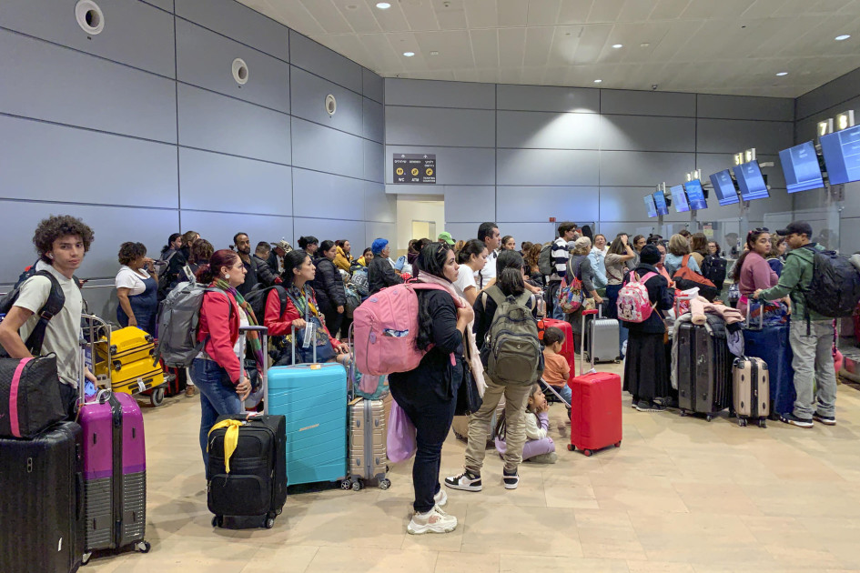Decenas de colombianos en el aeropuerto internacional de Ben Gurión, hoy viernes en Tel Aviv, esperando para abordar un vuelo de evacuación que les lleve a su país. "Venir a Israel era nuestro sueño, queríamos estar, disfrutar, y ahora nos vamos en un vuelo humanitario", se lamenta el colombiano Sandro Lopera mientras espera para facturar sus maletas y embarcar en un vuelo de evacuación, tras permanecer cinco días encerrado en su hotel de Jerusalén tras el estallido de la guerra entre Israel y las milicias