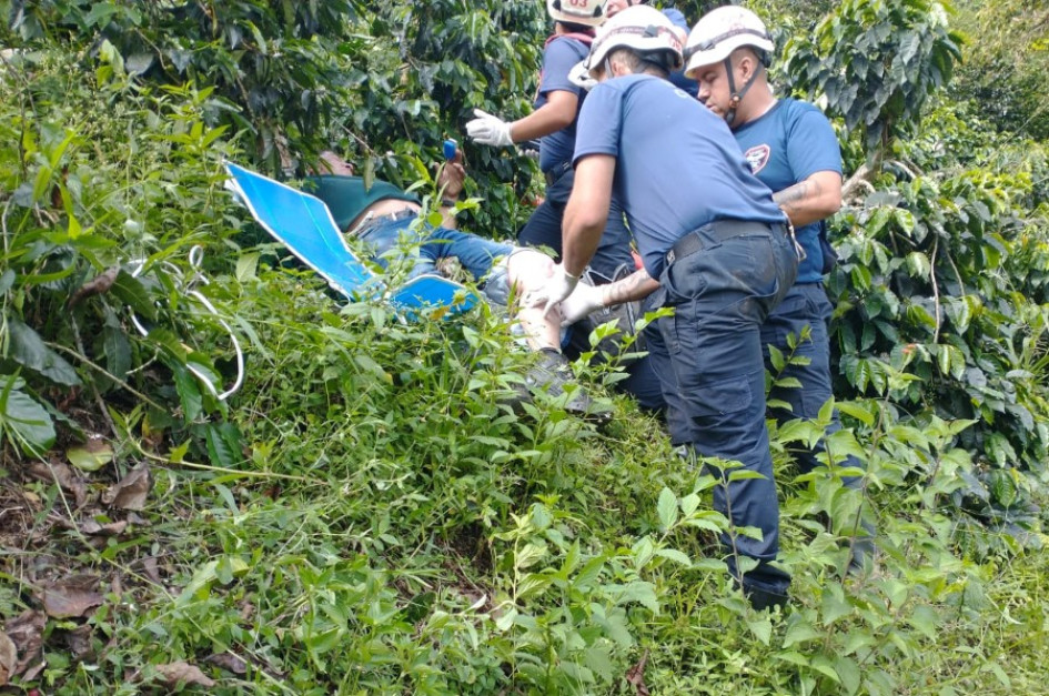 El accidente ocurrió en el sector La Esmeralda, a unos cinco minutos de la salida del casco urbano de Manzanares, en la vía hacia Manizales. 