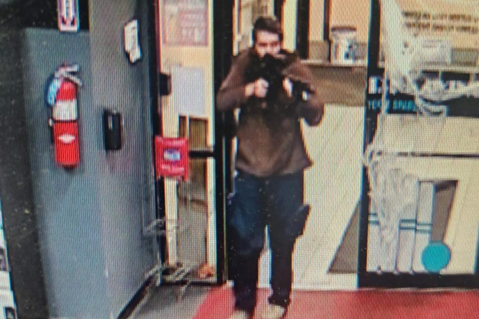 También han publicado una fotografía del principal sospechoso.