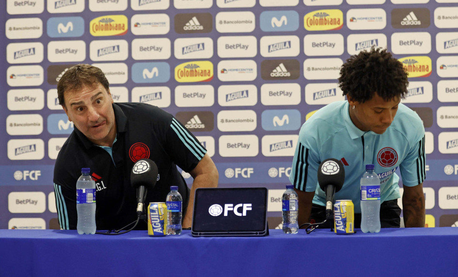 El seleccionador de Colombia, Nestor Lorenzo (i), y el jugador Wilmar Barrios asisten a la rueda de prensa hoy, en Barranquilla, previo al partido ante Uruguay.