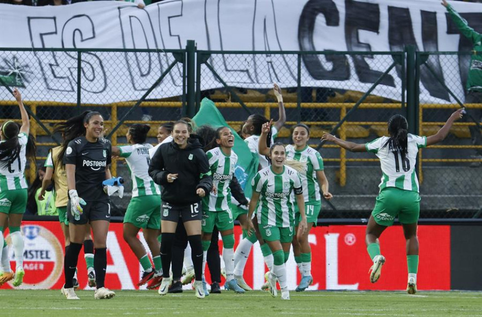 Las jugadoras de Atlético Nacional celebran la victoria 2-1 en el estadio Metropolitano de Techo que las dejó entre los cuatro mejores equipos del continente.