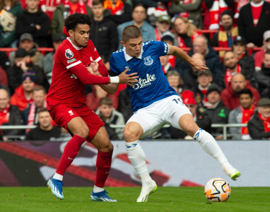 Luis Díaz (i), delantero del Liverpool.