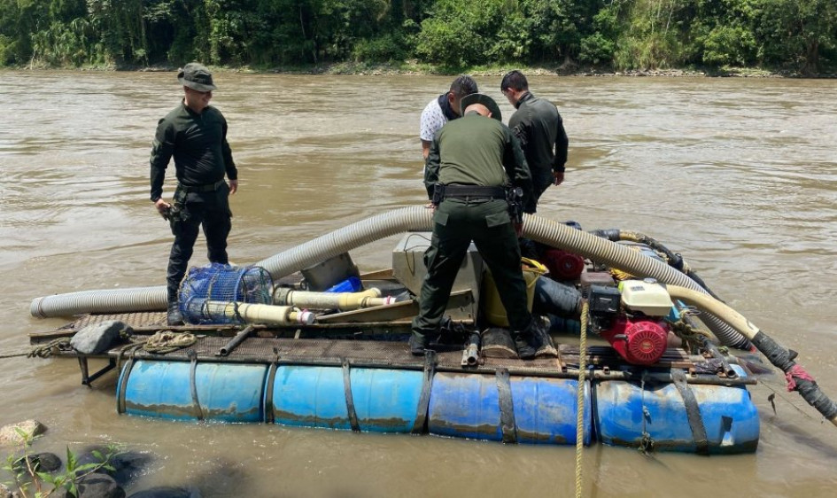 La draga de fabricación artesanal incautada en el río Cauca, en jurisdicción de Neira