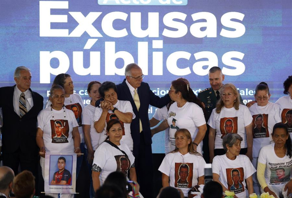 Iván Velásquez Gómez, ministro de Defensa de Colombia, participó hoy en un acto de excusas públicas ante madres de víctimas de falsos positivos, en la Plaza de Bolívar en Bogotá.