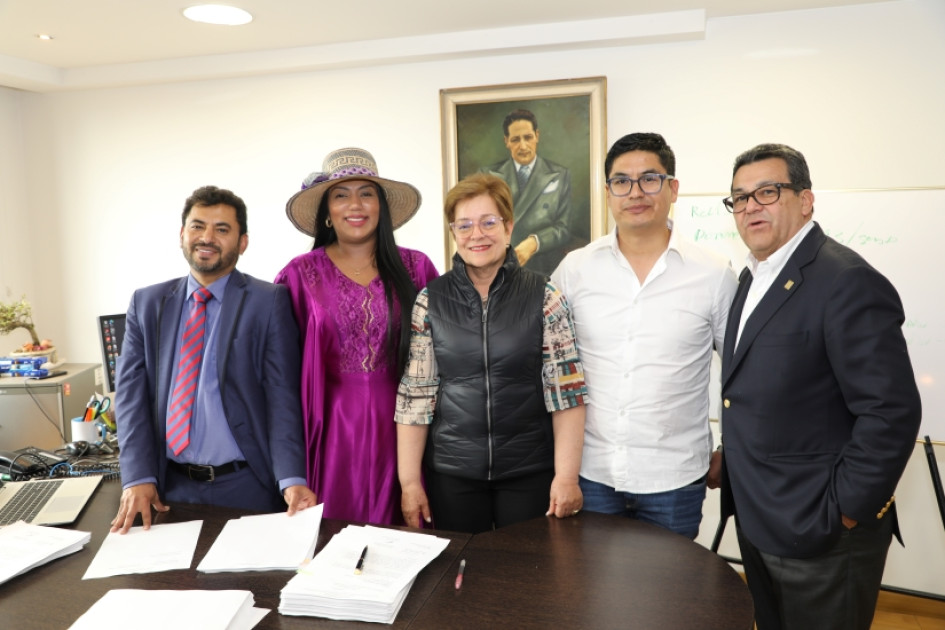 La ponencia fue firmada por los senadores Fabián Diaz Plata, Berenice Bedoya Pérez, Polivio Leandro Rosales y Omar de Jesús Restrepo, quienes acompañaron a la ministra del Trabajo, la caldense Gloria Inés Ramirez Ríos. 