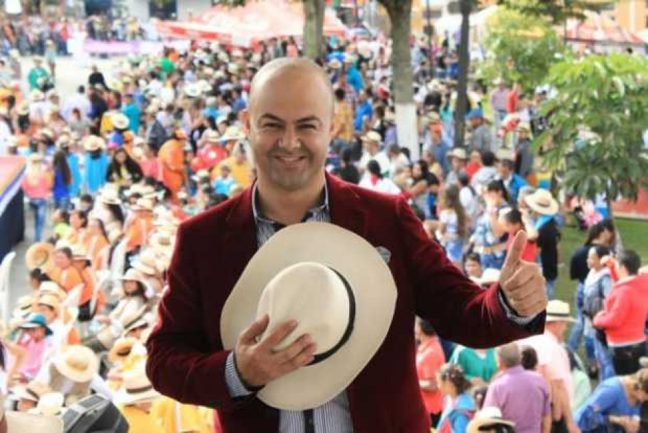 Óscar Yhonny Zapata aspira de nuevo a la Alcaldía con el aval del Partido Colombia Renaciente. Lo apoyan 39 candidatos al Concejo. Tiene el eslogan Aguadas nos pertenece.