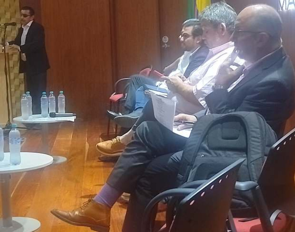 El viceministro de Educación Superior, Alejandro Álvarez, en primer plano, escucha lasponencias durante la audiencia sobre el proyecto de Ley Estatutariade Educación, efectuada ayer en la U. de Manizales.