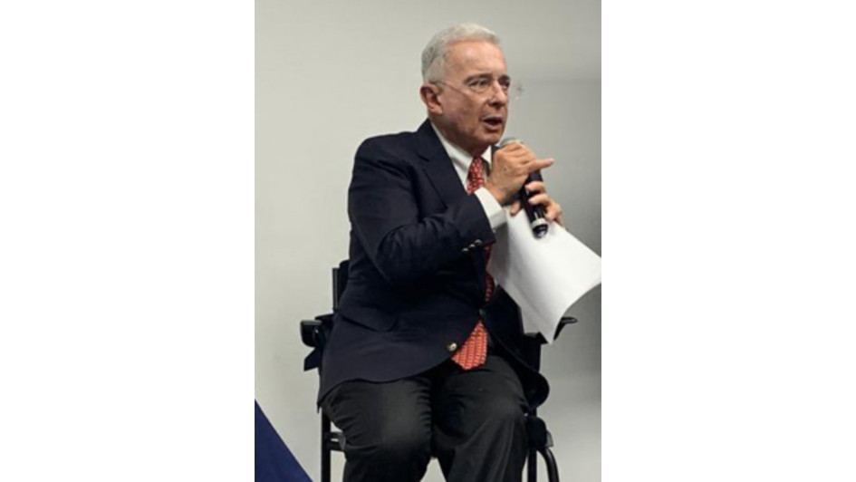 Álvaro Uribe Vélez fue presidente de Colombia entre el 2002 y el 2010, por lo tanto también fue el comandante supremo de las Fuerzas Militares en ese período, cuando más recrudecido estuvo el fenómeno de los "falsos positivos".