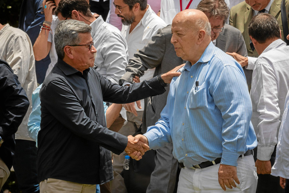 Foto | EFE | LA PATRIA  Alias Pablo Beltrán, cabecilla del Eln, saluda a Otty Patiño, jefe de la delegación del Gobierno y ahora alto comisionado para la paz.