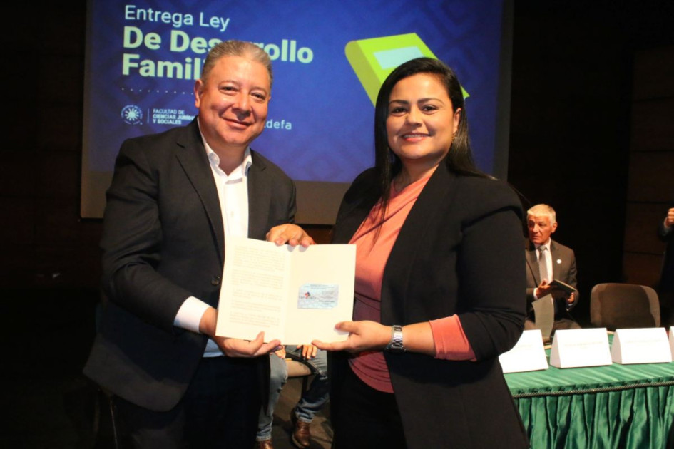 En la Universidad de Caldas se entregaron las primeras 44 tarjetas profesionales.