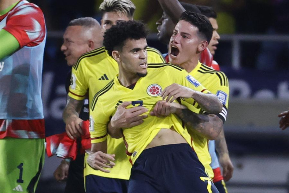 Luis Díaz celebra un gol con James Rodríguez. 