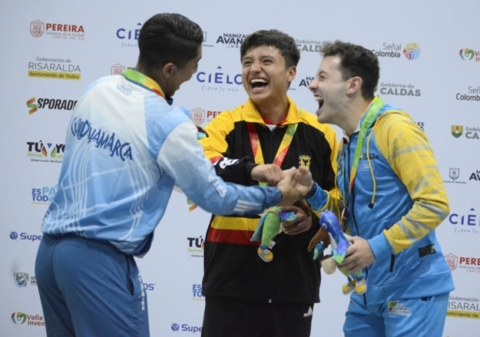 La imagen que dejó anoche la premiación de la modalidad de libre masculino del patinaje artístico: la celebración de Juan Sebastián Lemus, de Cundinamarca; Deivi Camilo Rojas, de Bogotá, y Gerónimo Gallo, de Caldas.