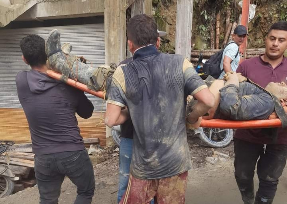 Uno de los dos mineros rescatados luego del accidente en mina de Marmato este jueves.