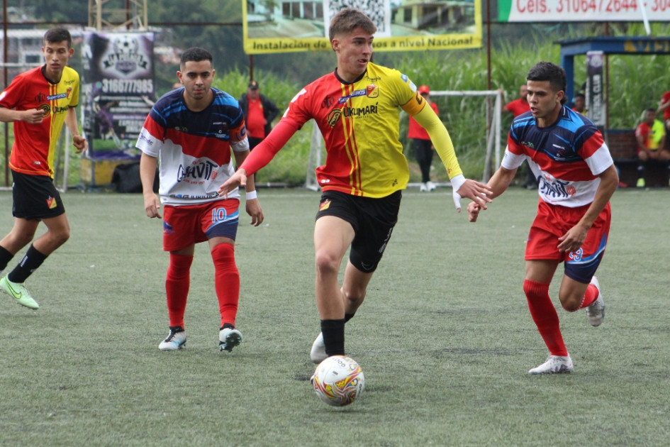En el Cuadrangular B, Deportivo Pereira (amarillo y rojo) superó 4-1 a un aguerrido Aladino Quiñones y premió a su fiel fanaticada que lo acompaña masivamente y disfruta de sus presentaciones de buen nivel.