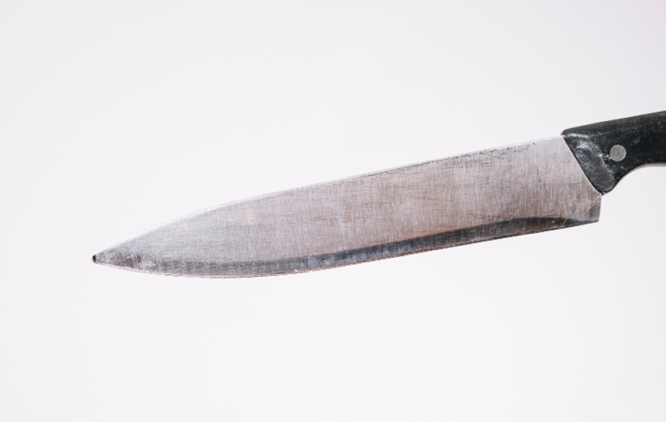 Ilustración sobre ataque con cuchillo