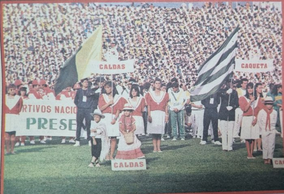 La delegación de Caldas en la inauguración de los XIII Juegos Deportivos Nacionales de 1988. El evento se realizó en el estadio Centenario de Armenia.