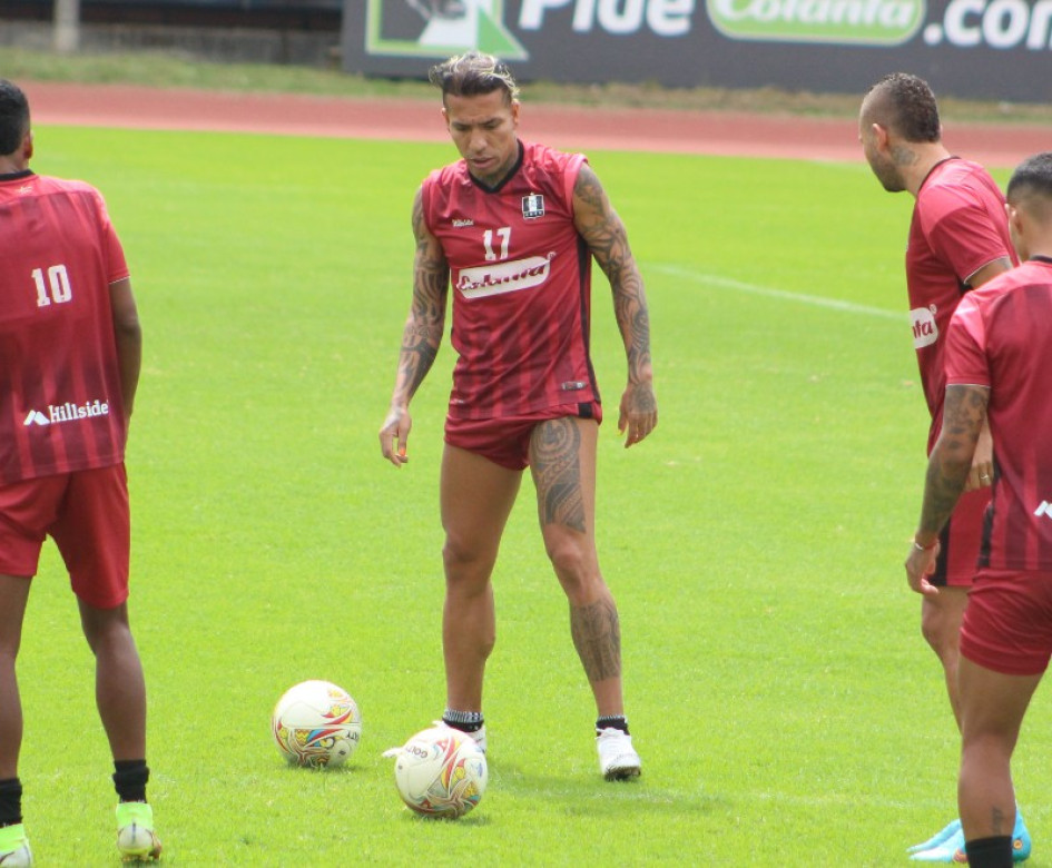 Dayro Moreno (centro), con 10 tantos y camino a ser el máximo goleador del fútbol colombiano, fue una de las pocas noticias positivas en el Once Caldas que hoy se va de la Liga.