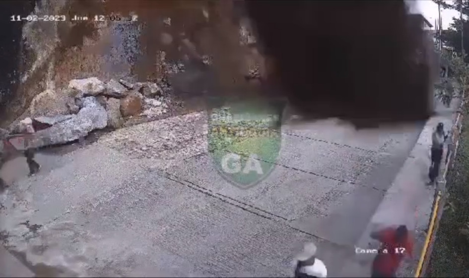 En video quedó registrado el momento en el que las personas corren para evitar la caída del material de la piedra.