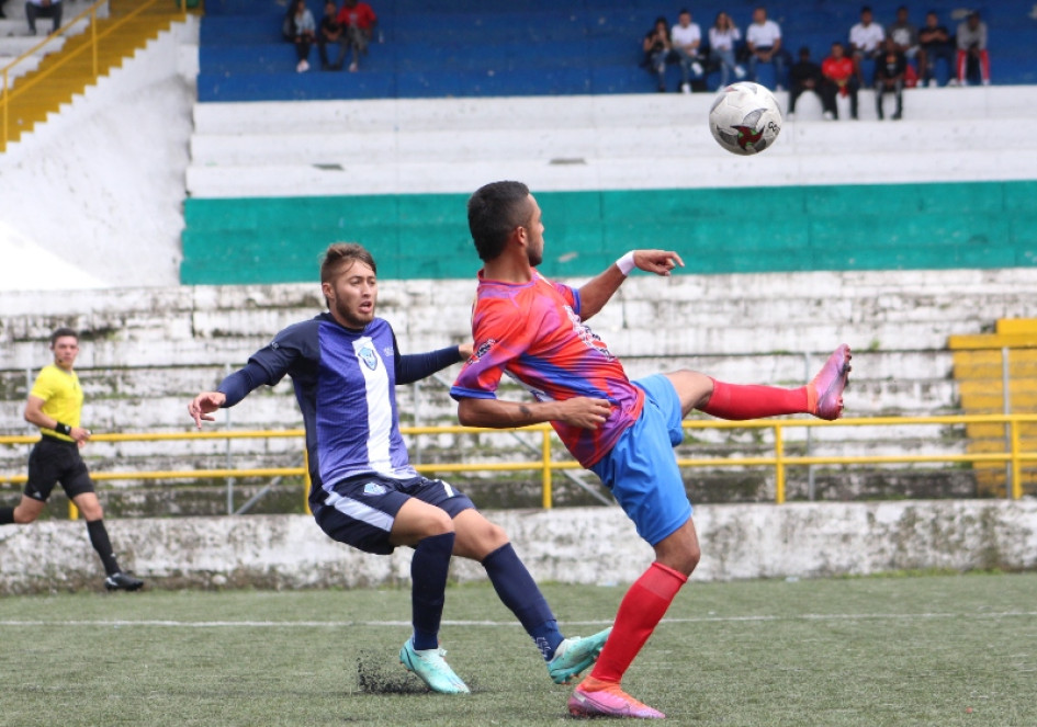 En la jornada pasada, La Fiera Ideas superó 2-0 a Formadores. Ayer, mientras el primero perdió, el segundo ganó y es líder. En la imagen, Juan David Marín (i), de Formadores Materiales Caldas Quasar, goleador de la Copa LA PATRIA. 