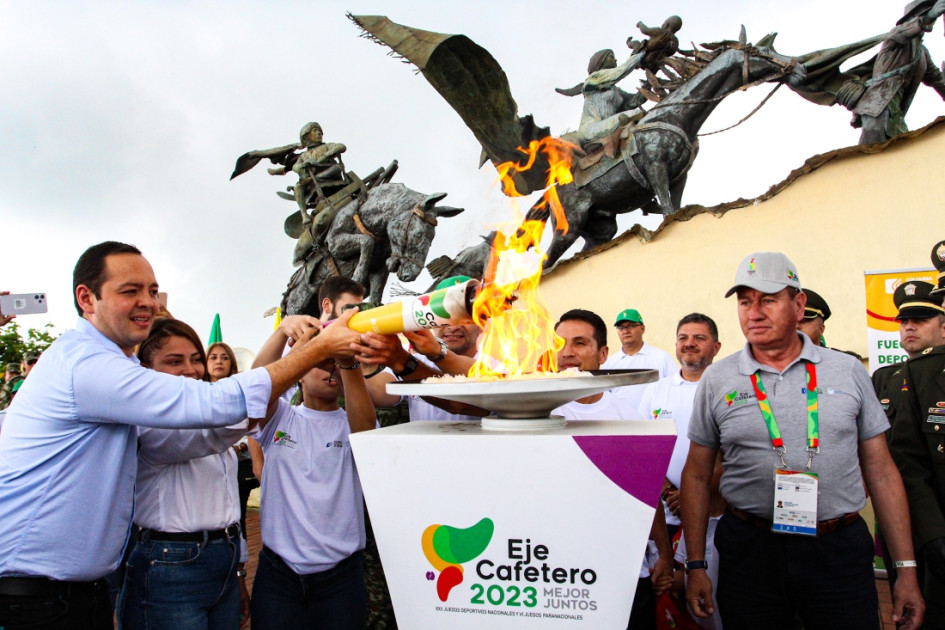 El fuego deportivo de los XXII Juegos Nacionales y VI Paranacionales llegó ayer a Manizales. Hizo tránsito entre la Media Torta de Chipre y el Monumento a los Colonizadores. Fue portado por atletas convencionales y paranacionales, y encendida por la karateca Sofía Cárdenas y el alcalde, Carlos Mario Marín.