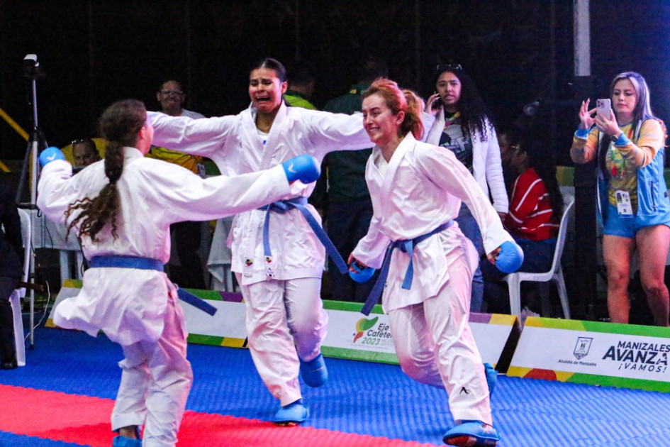 Las karatecas Shanee Torres, Laura Pescador y Sofía Cárdenas se desahogan luego de ganar el oro.