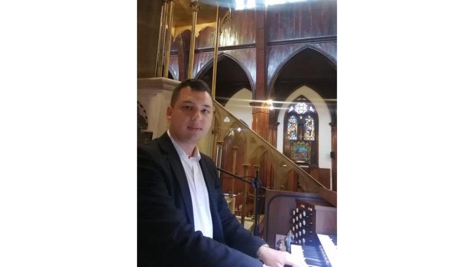 Juan Sebastián Palacio Zuluaga, organista de la Basílica de la Inmaculada Concepción. “Muchos encuentran alegría y consuelo en sus oraciones acompañadas de música del órgano para elevar sus oraciones con más fe y devoción”, dice.