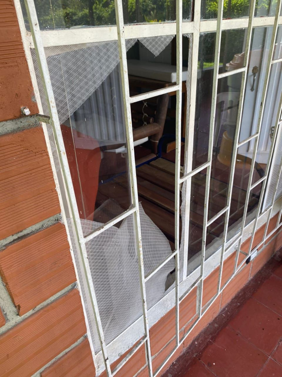 Los ladrones rompieron vidrios de ventanas, violentaron puertas y mallas para ingresar. Esperan que la Policía dé con los responsables.