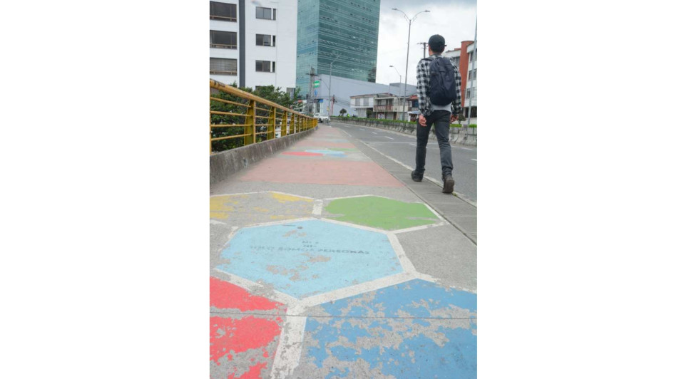 En el puente Vizcaya se han pintado recientemente mensajes motivacionales para que las personas aprecien la vida.