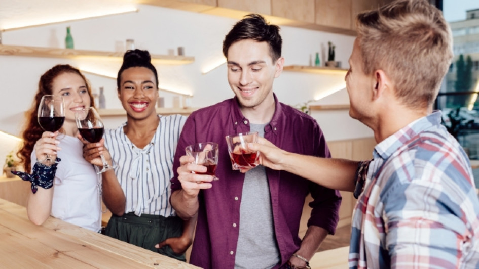 Grupo de amigos brindando.