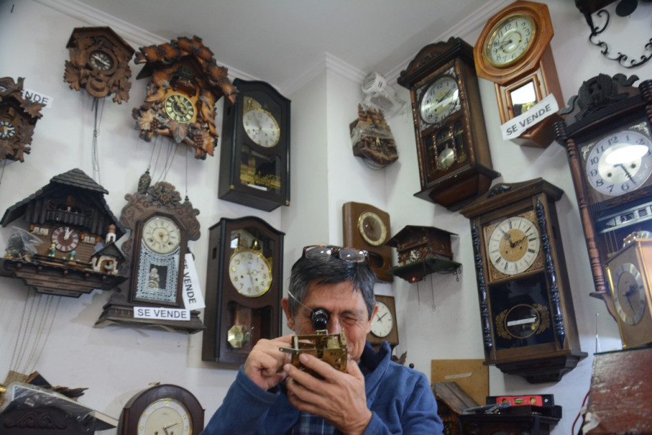 José Ramón Ruiz Marín lleva 40 años como relojero en Manizales. Su relojería Jawaco funciona en la calle 16 número 21-15. Su especialidad son los de péndulo. Sus colegas añoran los tiempos en que este oficio era más popular.